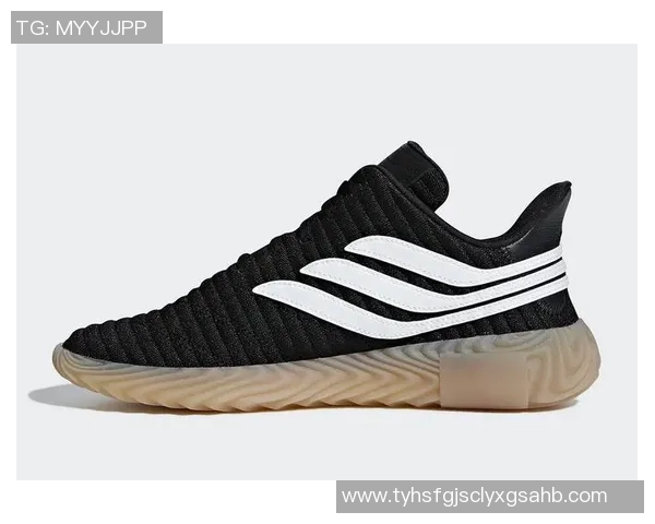 足球明星高级磨砂黑鞋款展现运动魅力与时尚风范的完美结合 足球明星高级磨砂黑鞋款展现运动魅力与时尚风范的完美结合