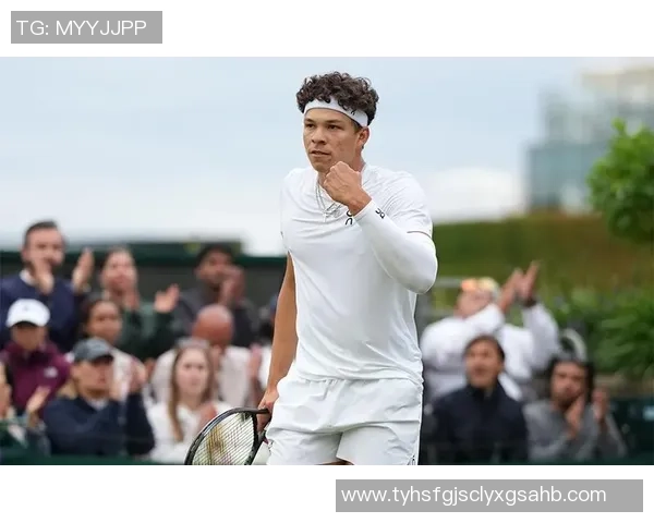 足球明星亲临温网赛场感受网球魅力与激情对决的精彩瞬间 足球明星亲临温网赛场感受网球魅力与激情对决的精彩瞬间